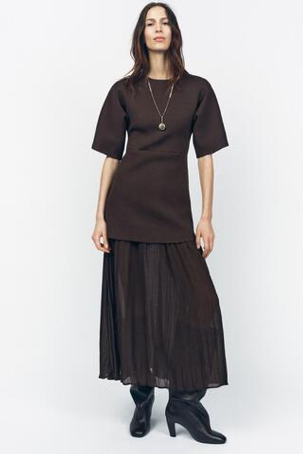 ZARA ТРИКОТАЖНОЕ ПЛАТЬЕ С ПЛИССИРОВКОЙ, КОРИЧНЕВЫЙ