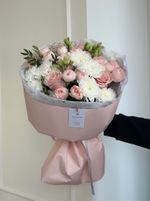 Букет из пионовидных роз, хризантем, зелени и одноголовых роз