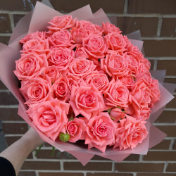 Букет из 11 коралловых кустовых роз