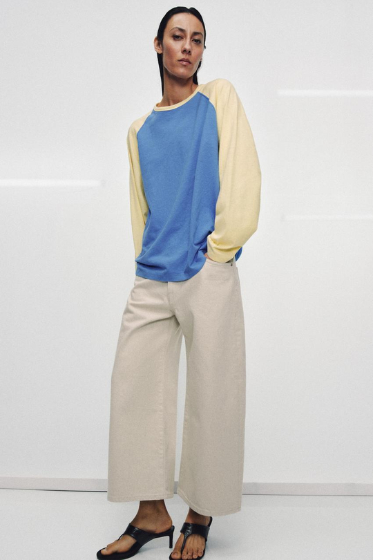 ZARA ФУТБОЛКА С ДЛИННЫМИ РУКАВАМИ И КОНТРАСТНЫМИ ЭЛЕМЕНТАМИ, ЭКРЮ/СИНИЙ