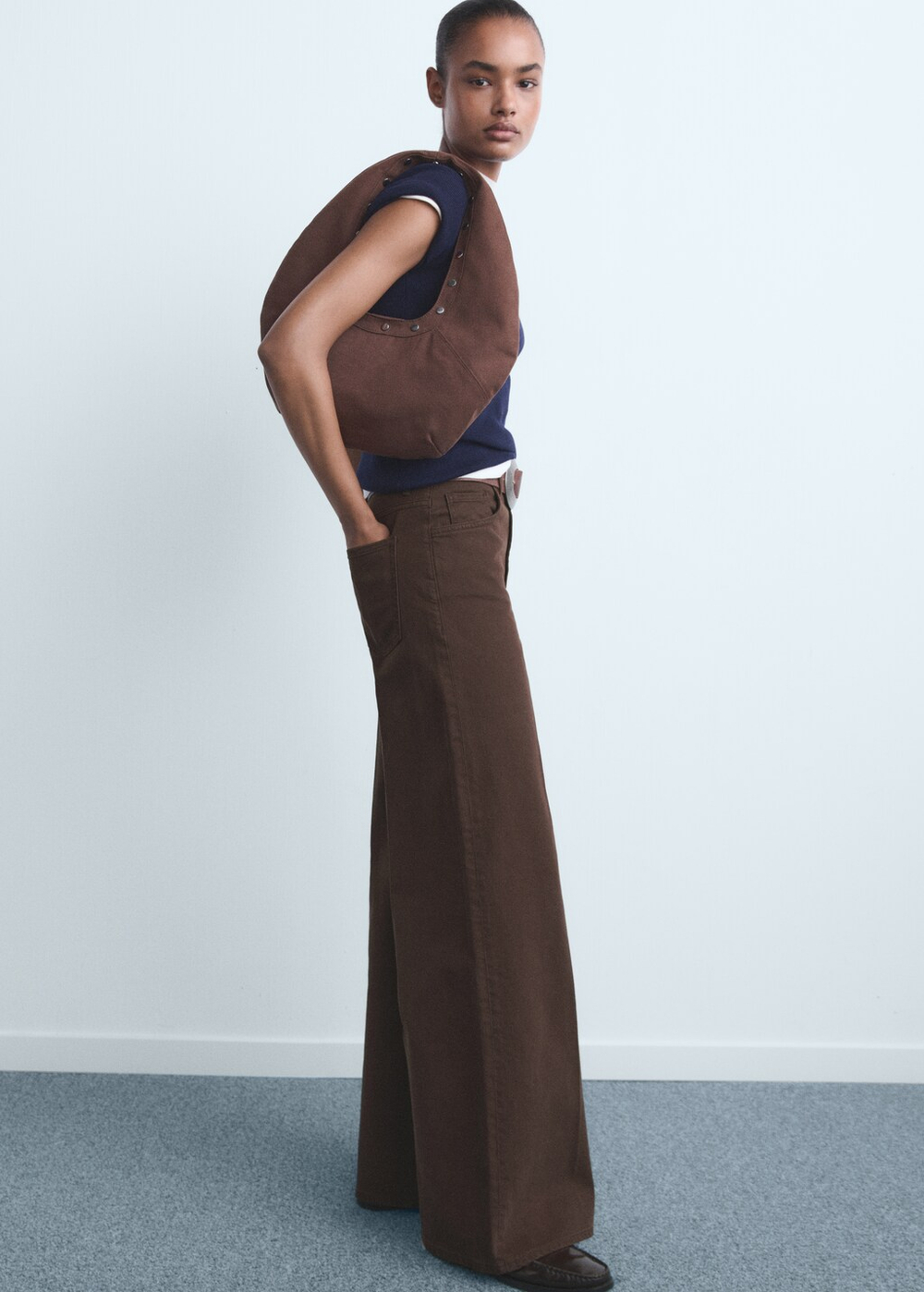 Джинсы с широкими штанинами и высокой посадкой