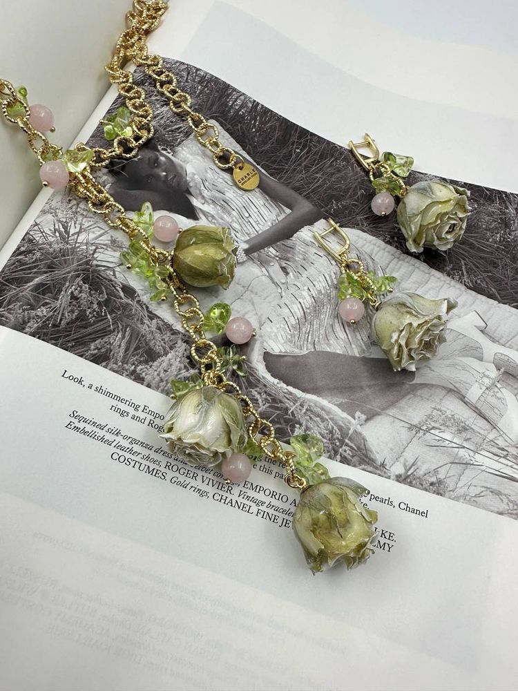 Серьги "Розы" бутоны натуральных роз в светло-зеленом оттенке и кварцы, оттенок золото