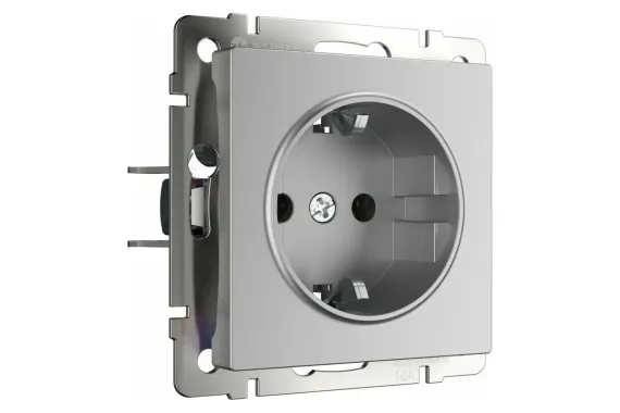 Розетка Werkel с заземлением + шторка IP44 серебряная 25915