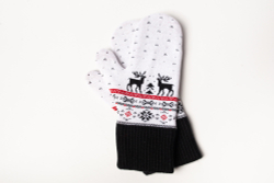 Белые вязаные варежки "Северные олени"