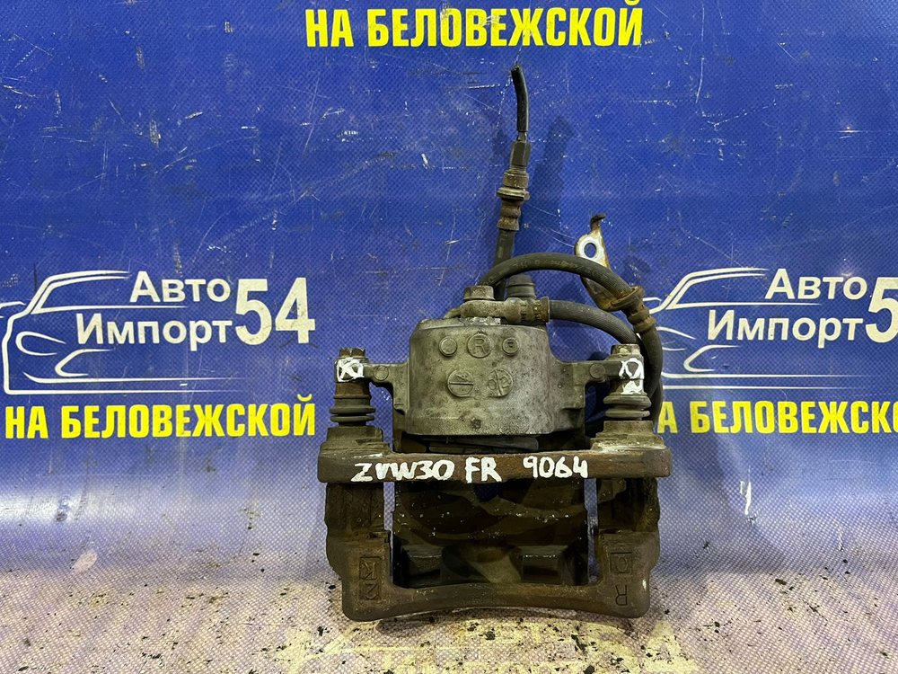 Суппорт тормозной передний правый TOYOTA PRIUS 2009-2015