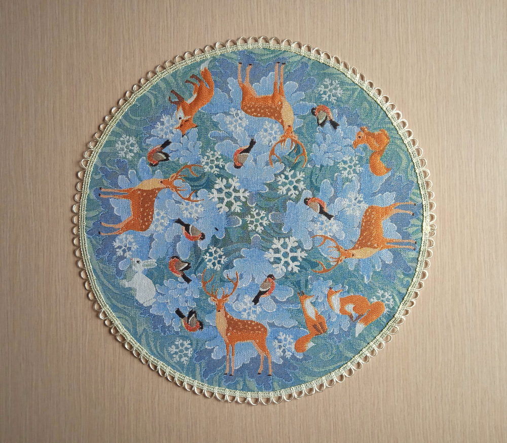 Декоративная гобеленовая салфетка Зимний хоровод D 49 см
