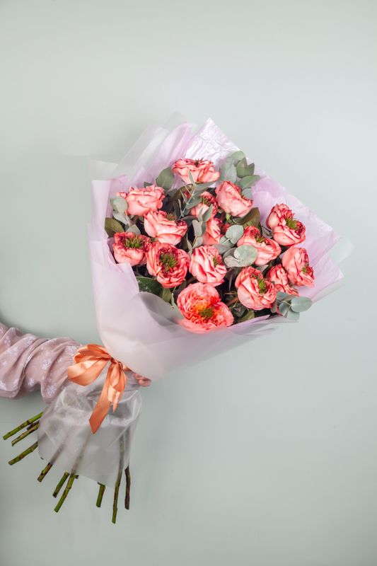 Букет из роз "Мандарин Экспрешн" с эвкалиптом