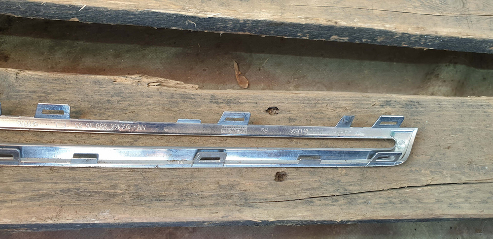 Молдинг решетки радиатора  Mercedes GLE (W166) 15-18 Б/У Оригинал A1668881685