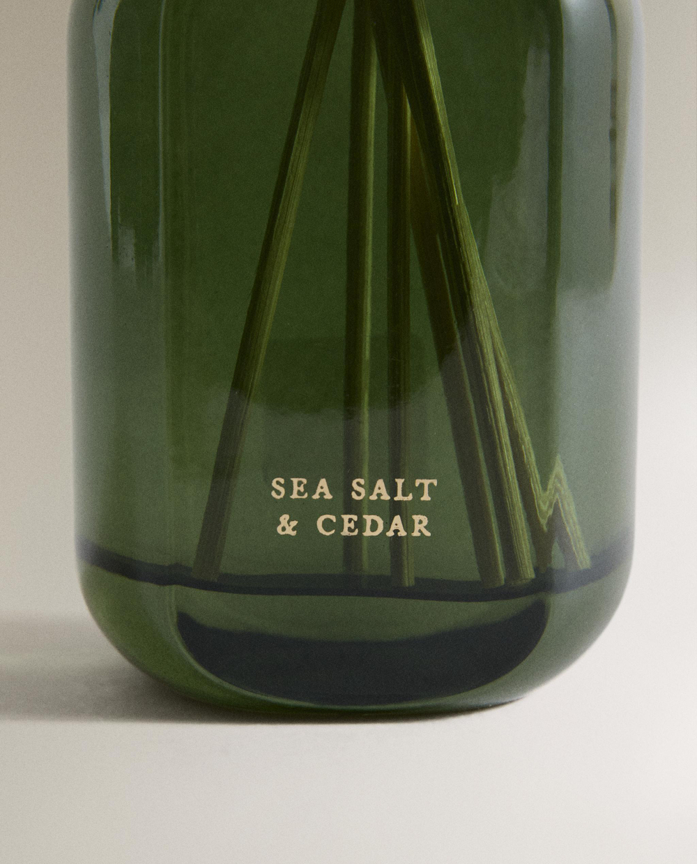 Zara Home Аромадиффузор Sea Salt & Cedar 185 мл, тростниковые палочки микадо, аромат древесный, Коричневый