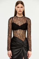 Платье макси драпированное из атласа и кружева