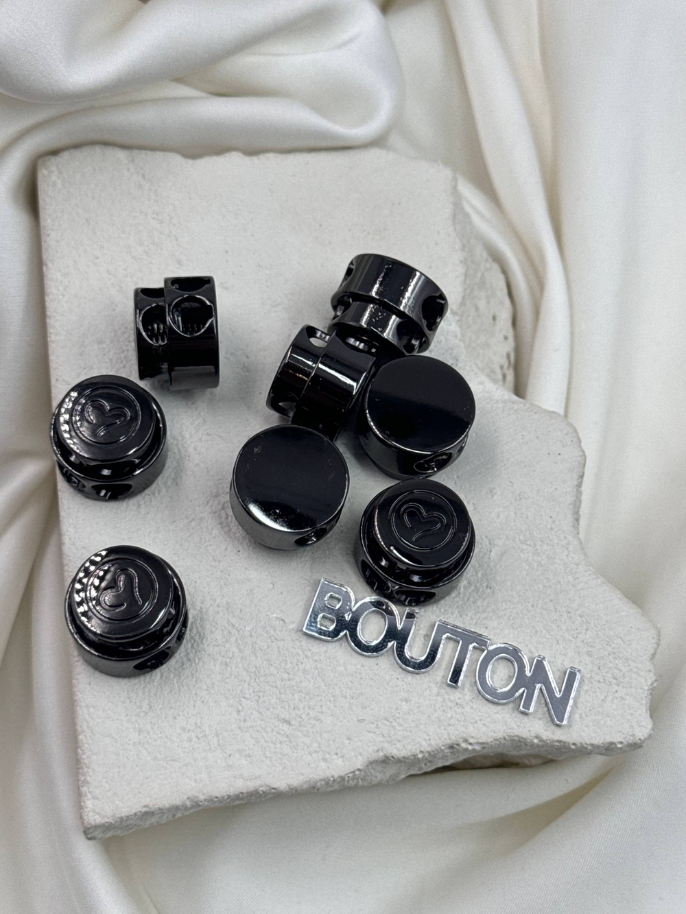 Фиксатор для шнура плоский черный (графит) с сердцем