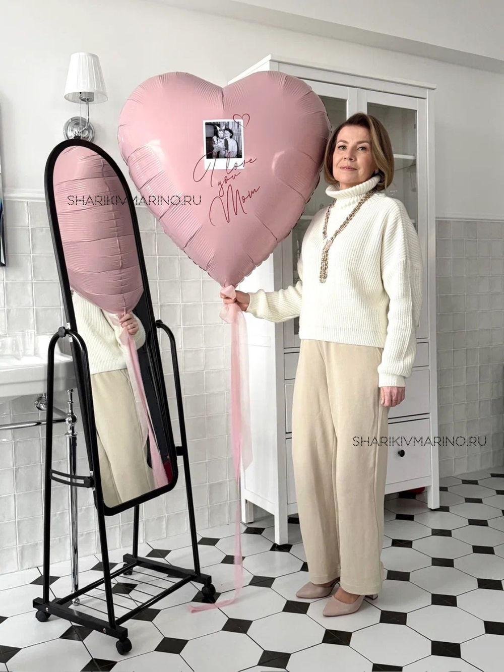 Композиция «Сердце матери»: фольгированный шар с фото и фонтан из сердец