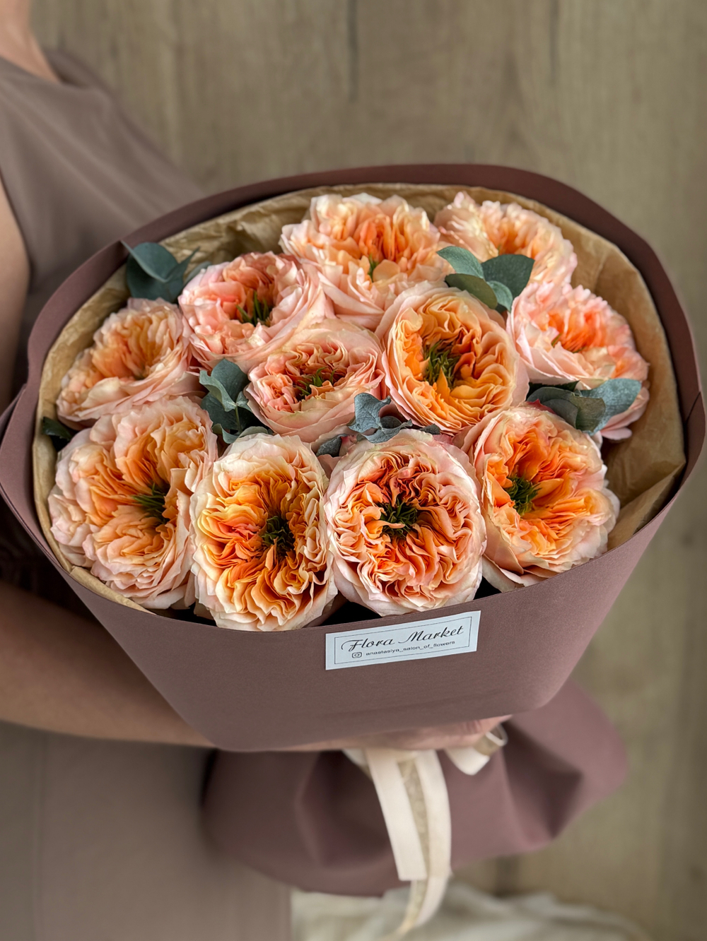 Пионовидные розы премиального сорта и эвкалипт в эффектном букете от Флора Маркет