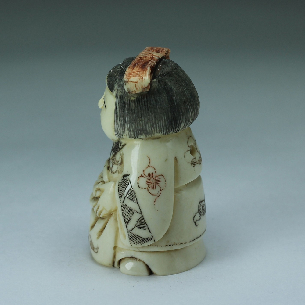 Нэцкэ Девочка с мешком риса