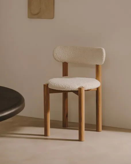 Стул Nebai из белой ткани букле и массива дуба с натуральной отделкой