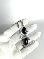 Булавка брошь "Белуга" для кардигана, пальто, платков,костюмов,одежды. Цвет  черно-белый