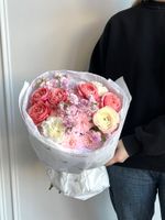 Сборный букет из хризантемы, маттиолы, кустовых пионовидных роз и диантусов роз - размер S