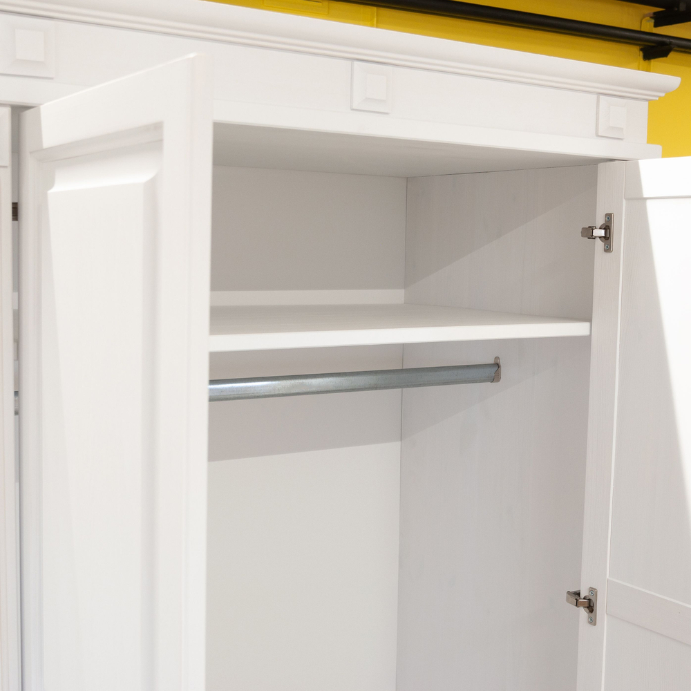 Шкаф для одежды распашной белый Харви двухдверный деревянный со штангой и полкой, шкаф для вещей в прихожую и спальню с филенкой в викторианском стиле из массива сосны