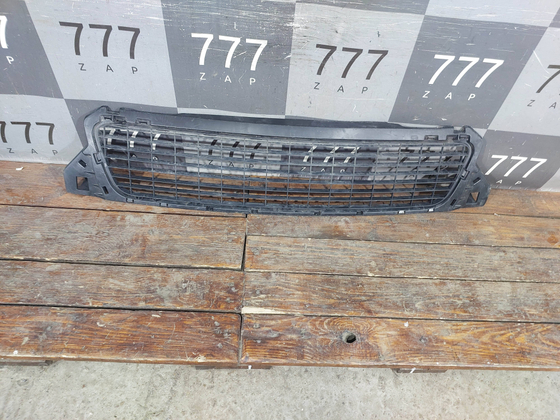 Решетка переднего бампера Renault Duster 1 10-15 Б/У Оригинал 622545914R