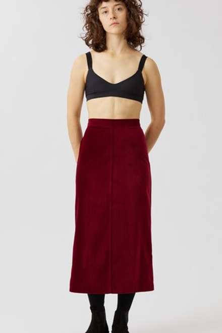 Юбка с разрезом из бордового бархата