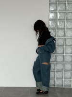 Синие джинсы с разрезами