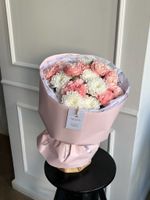 Букет из хризантемы, кустовой пионовидной розы и диантусов