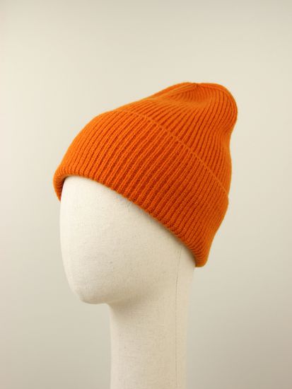 Шапка вязаная "Прогулка с корги", 100% шерсть ягнёнка, цвет сухой табак.