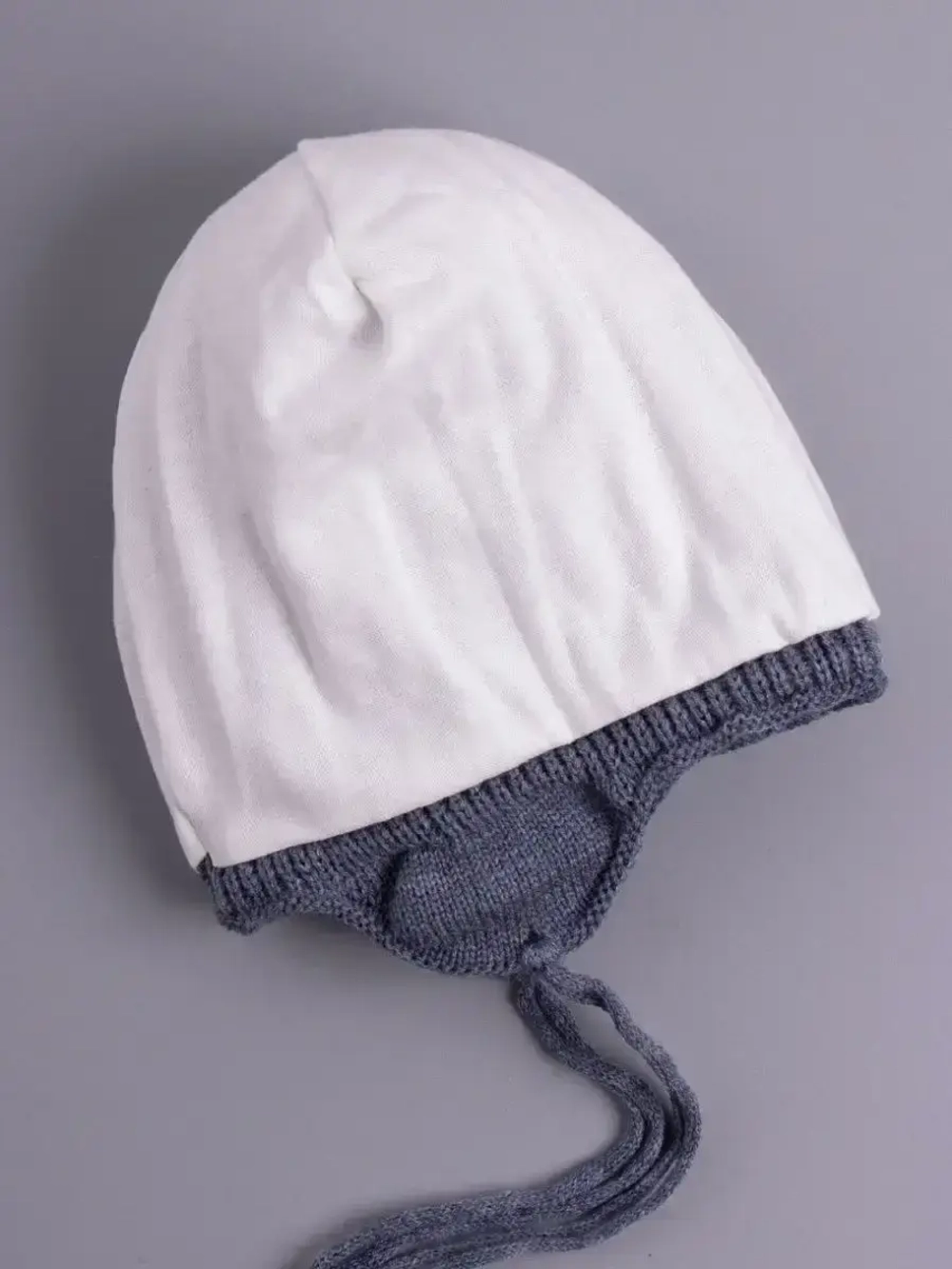 Шапка для мальчика вязаная демисезонная с завязками