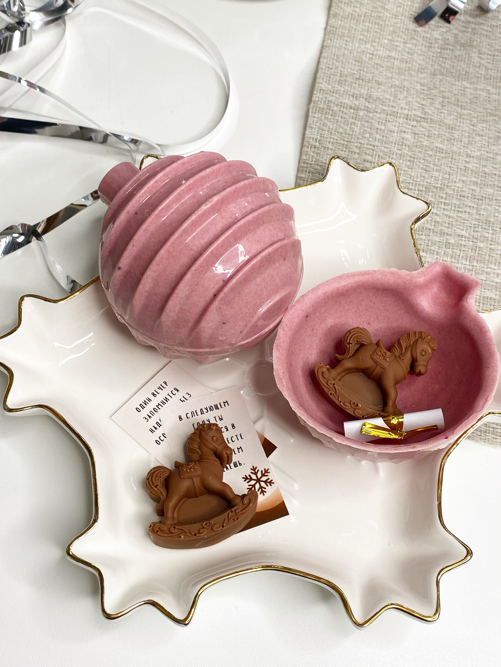 Новогодний шар с лошадкой и предсказанием внутри