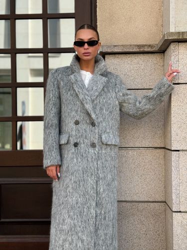 Серое двубортное пальто из шерсти с поясом