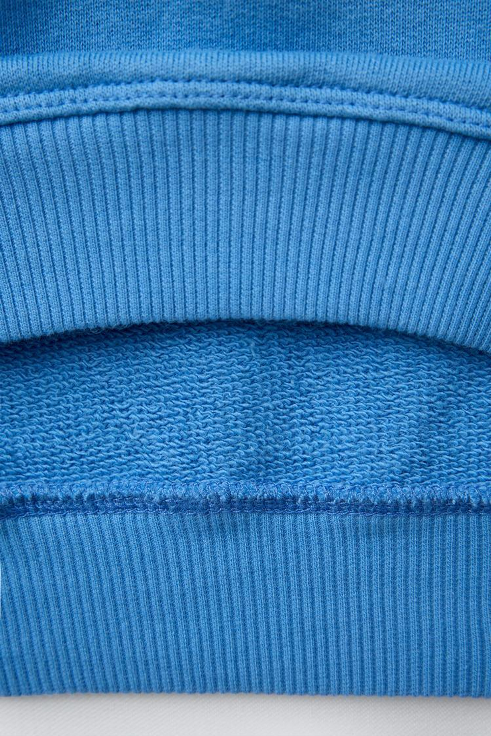 ZARA ТОЛСТОВКА С РЕЛЬЕФНОЙ НАДПИСЬЮ, ЛИНЯЛЫЙ СИНИЙ