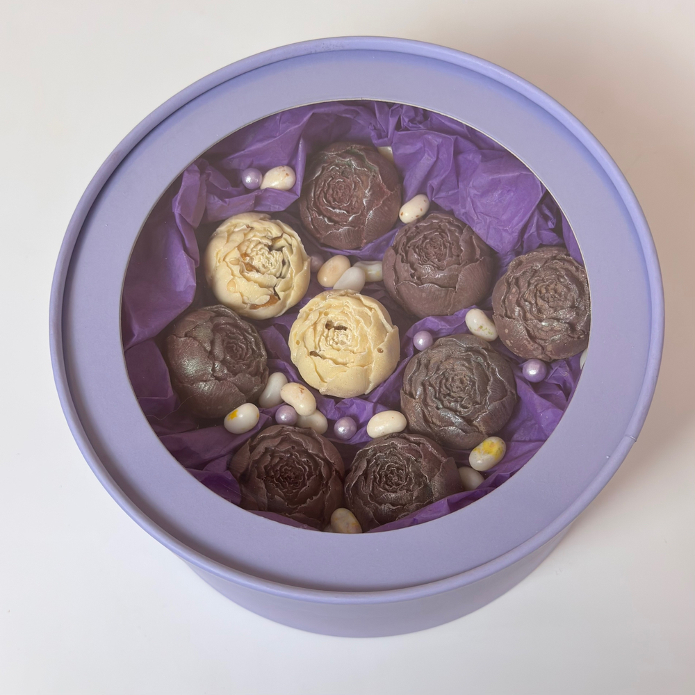 Коробка с шоколадными пионами