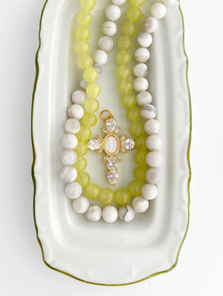 Колье из бусин камня Lime