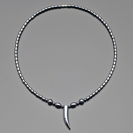 Чокер из гематита с подвеской клык 7176