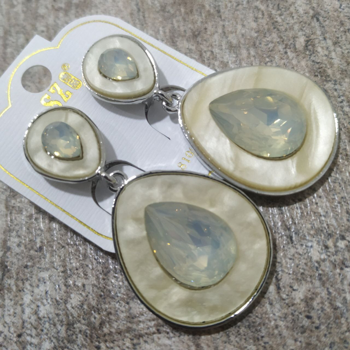 Клипсы Сияние Кристалл 2 капли цвет бежевый перламутровый металл серебристый