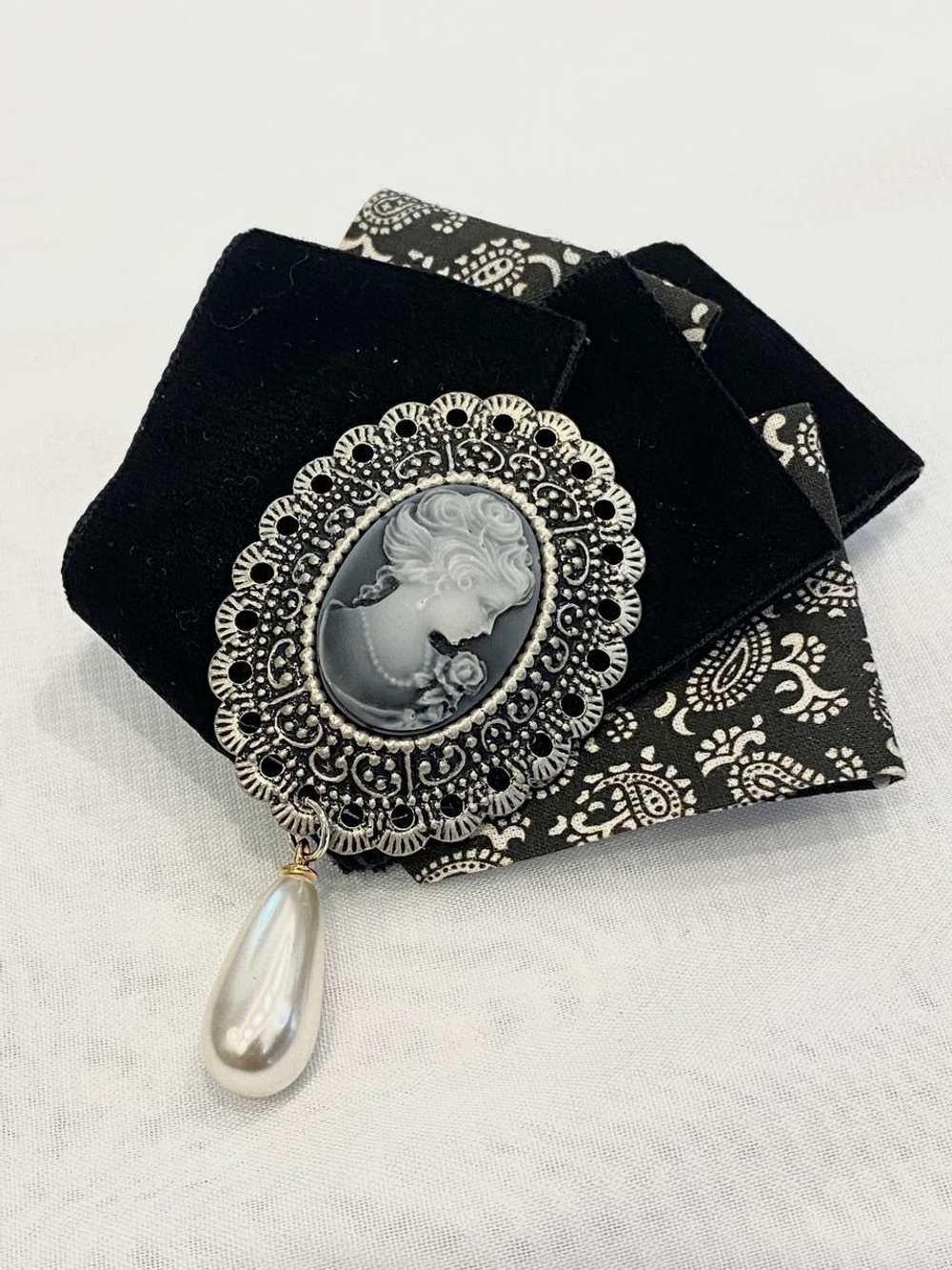 Брошь камея с каплевидной жемчужиной на черно-сером текстиле