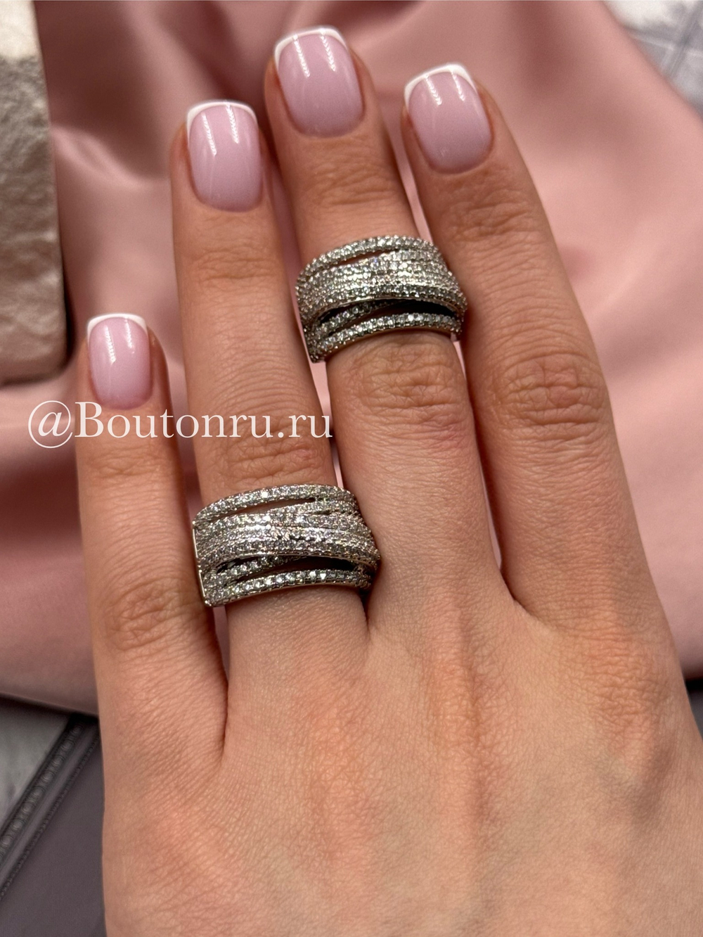 Кольцо серебристое многослойное в стразах