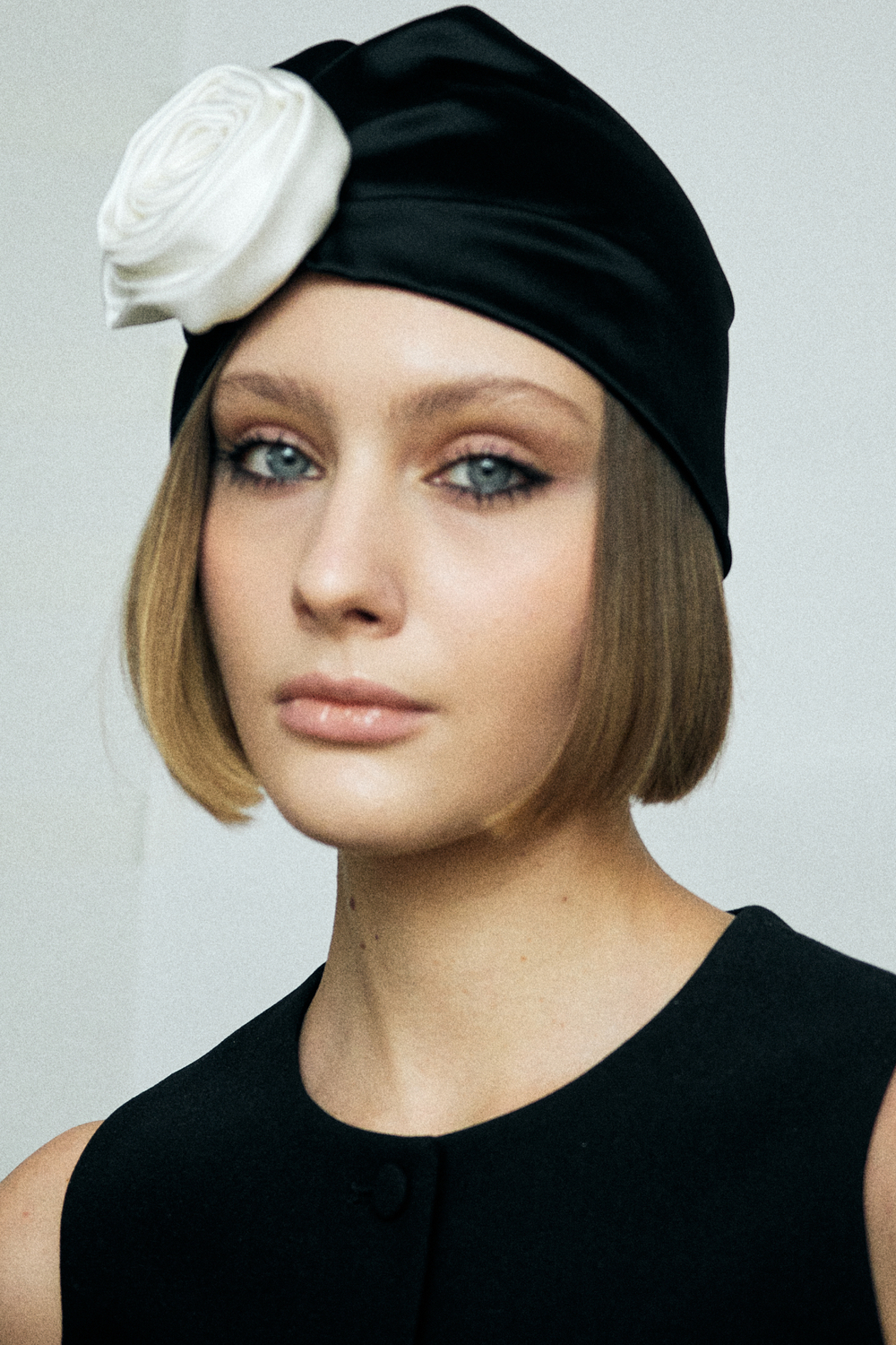 Чалма с белой розой