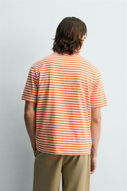 ZARA ФУТБОЛКА REGULAR FIT ЖАККАРД В ПОЛОСКУ, БЕЛО-ОРАНЖЕВЫЙ