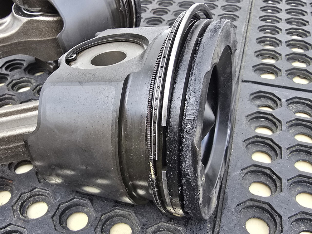 Комплект поршней с шатунами 2022г.