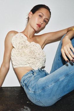 ZARA УКОРОЧЕННЫЙ ТОП С ЦВЕТАМИ, ЭКРЮ