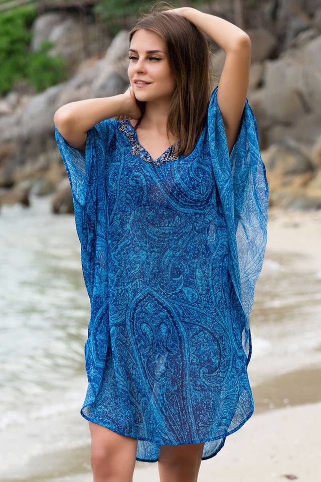 Яркая пляжная туника синего цвета