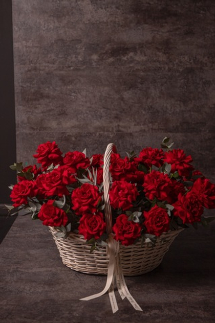 Роскошные красные французские розы и эвкалипт в шикарной корзине