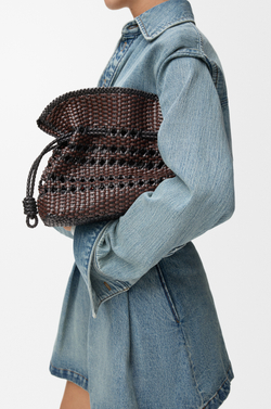Loewe Сумка-клатч Flamenco среднего размера из плетеной телячьей кожи наппа, черный/коричневый
