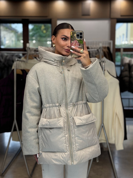 Комбинированный удлиненный пуховик бежевого цвета