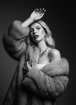 В дорогой шубе из натурального меха