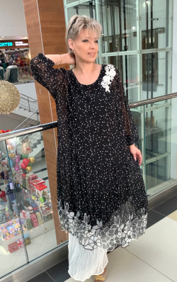 Длинное платье-двойка с оригинальным белым принтом и горошком