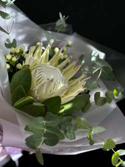 Букет-комплимент из протеи и эвкалипта