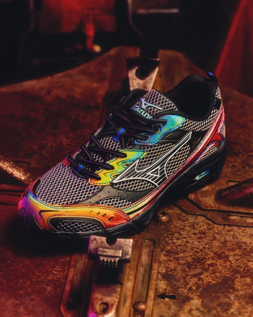 Голографическая коллекция Mizuno