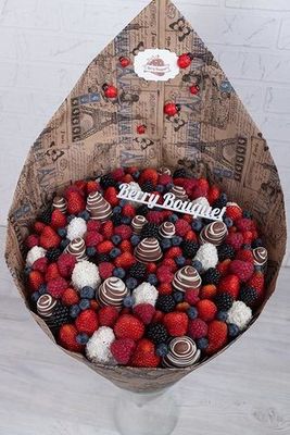 Букет из ягод Большое лукошко с шоколадом
